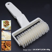 Load image into Gallery viewer, 1PCS Plastic Pull Net Pizza Knife Wheel Pasta Lattice Roller Cutter - beebee2
